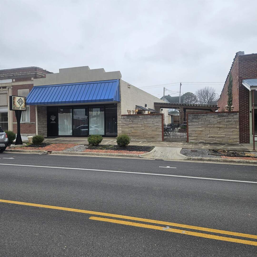 103 West Franklin Street Sesser, IL 62884 - Photo 2 of 17 a living room with a large windows