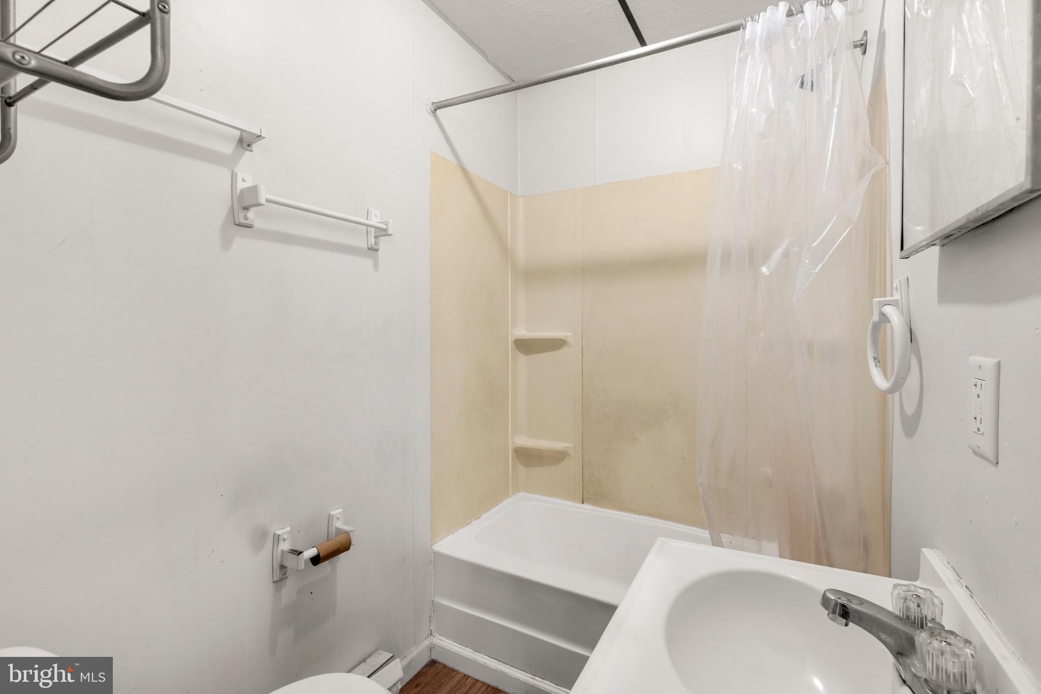 117 Walnut Street Steelton, PA 17113 - Photo 7 of 32 Apartment A - Bathroom