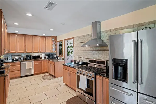$644,900 | 23 Sunset Hill Road, Brookfield, CT 06804
