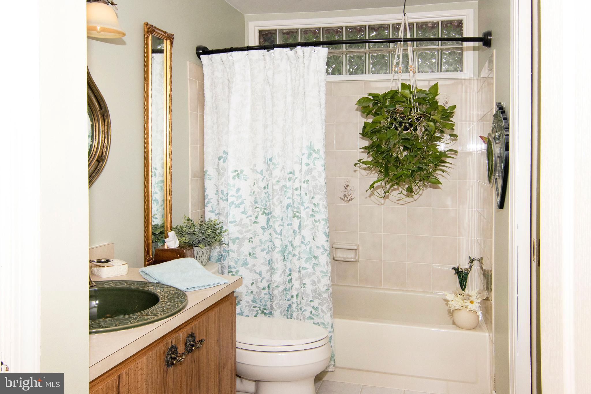 7 Hanover Place Sicklerville, NJ 08081 - Photo 17 of 38 Main Bathroom