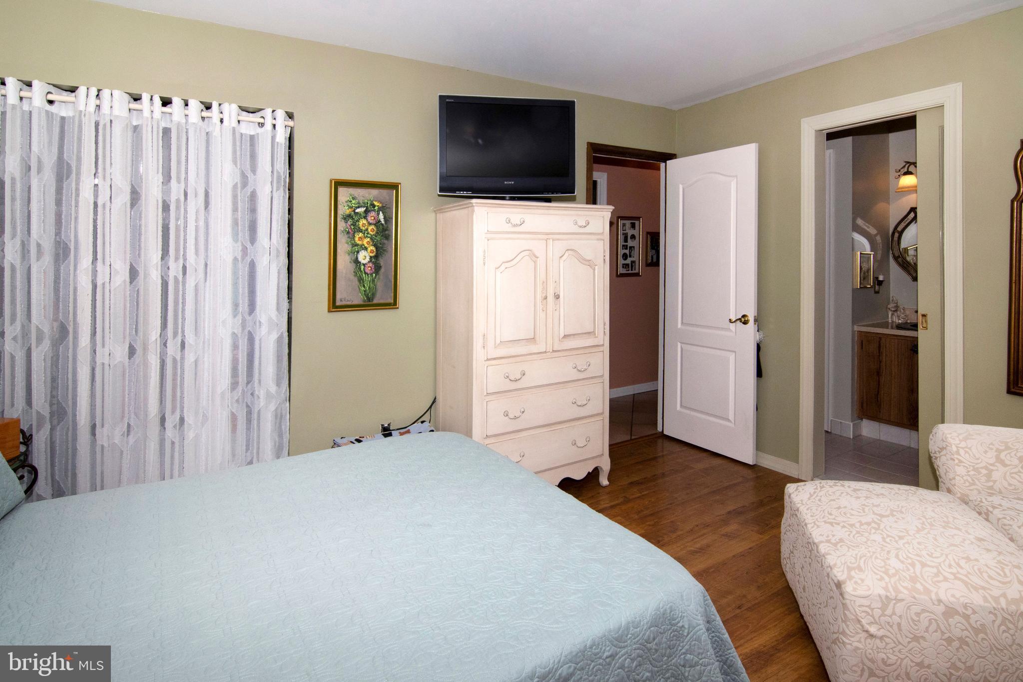 7 Hanover Place Sicklerville, NJ 08081 - Photo 21 of 38 Main Bedroom: Laminate Flooring