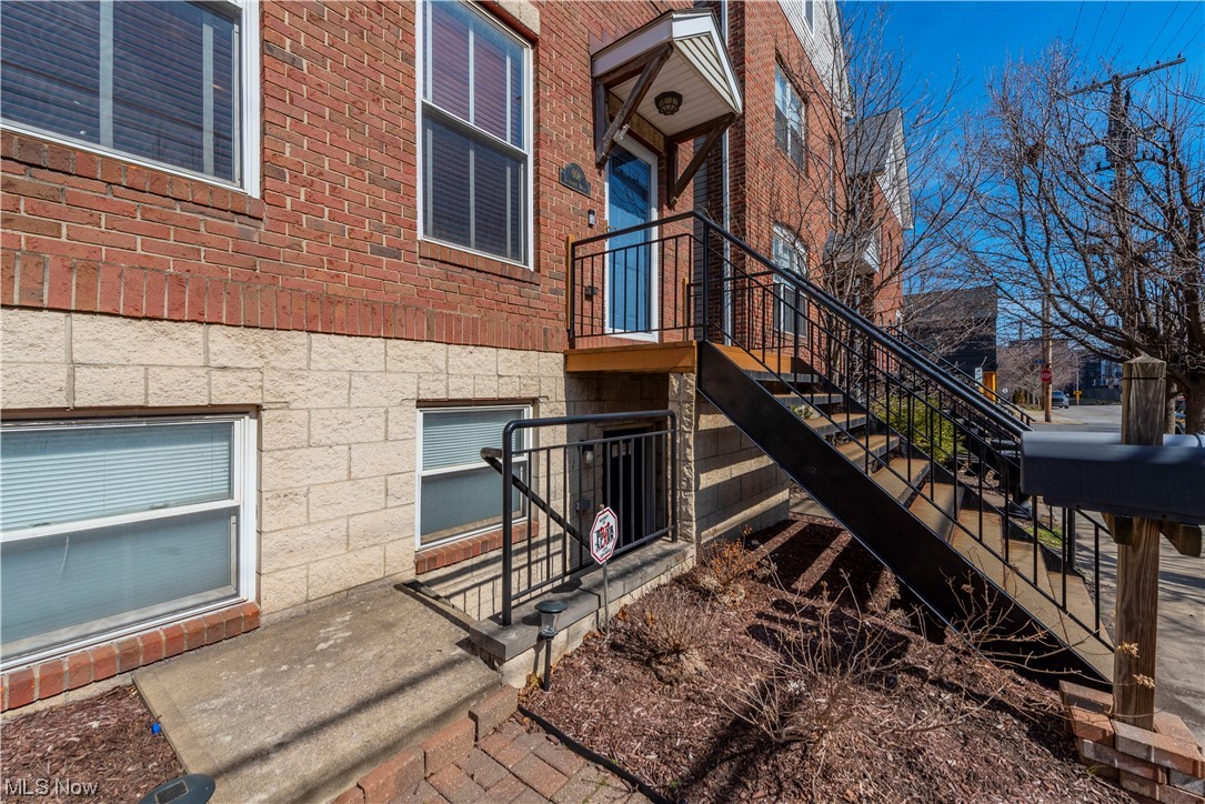 608 Literary Road Cleveland, OH 44113 - Photo 2 of 33