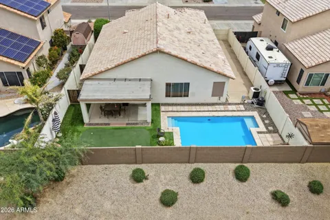 a view of entryway with a front of the house