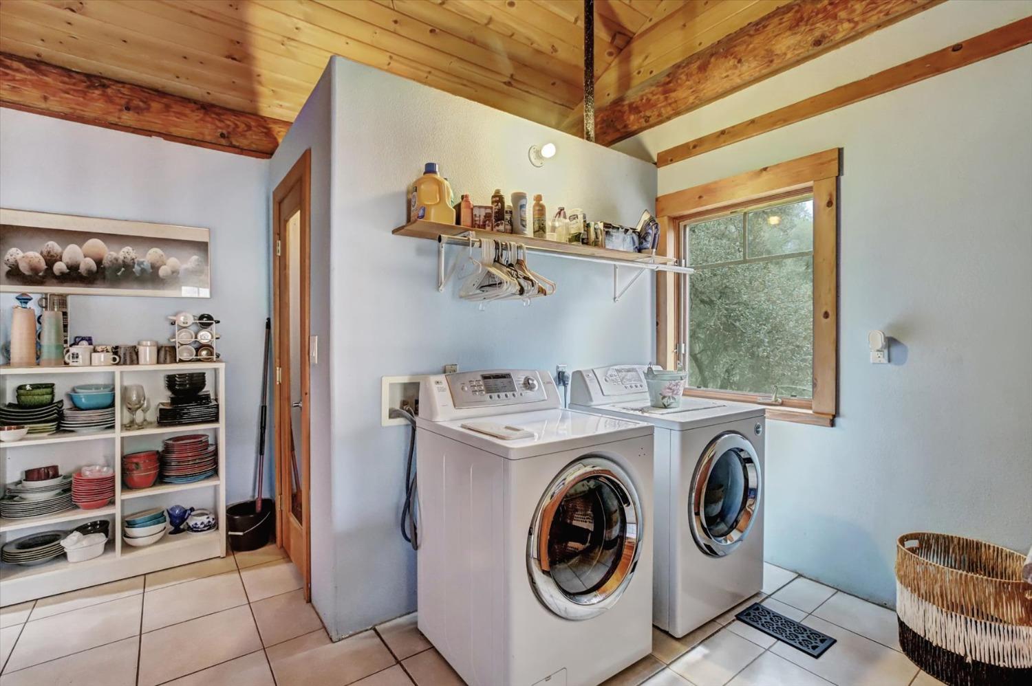9844 Township Road Browns Valley, CA 95918 - Photo 23 of 35 a utility room with dryer and washer