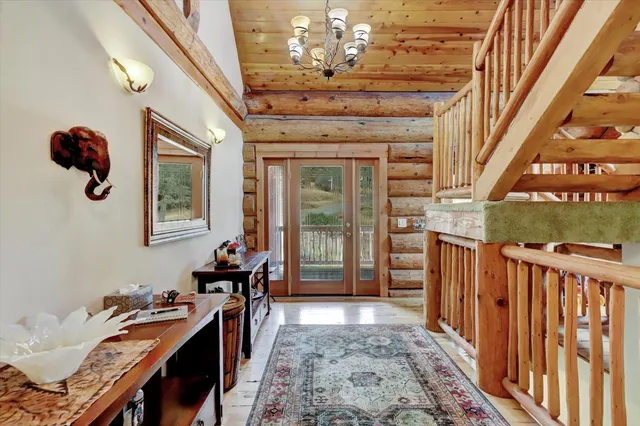 a view of a livingroom with furniture