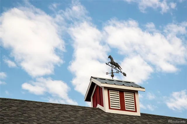 a view of houses with sky view