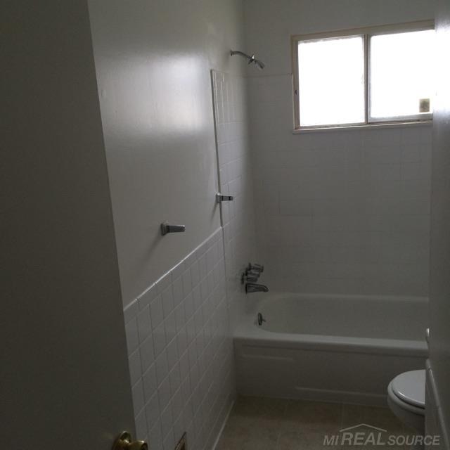 22004 Rausch Avenue Eastpointe, MI 48021 - Photo 10 of 18 31236927-15.JPG
