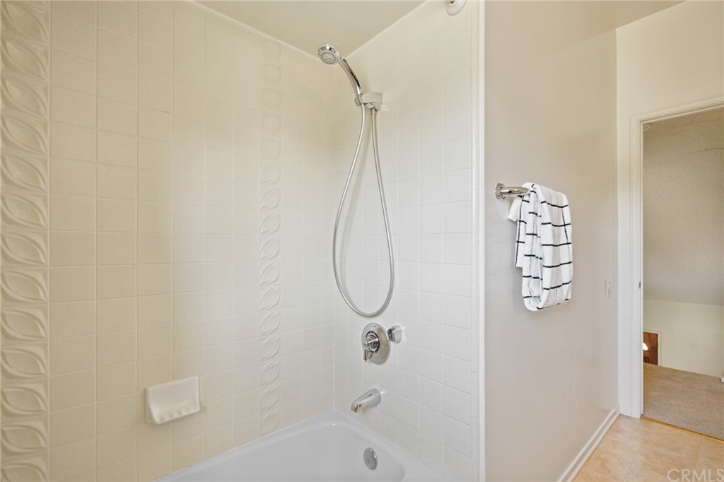 26623 Nokomis Road Rancho Palos Verdes, CA 90275 - Photo 32 of 42 a bathroom with a bath tub
