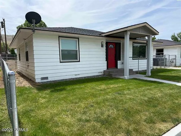 a view of a house with backyard and garden