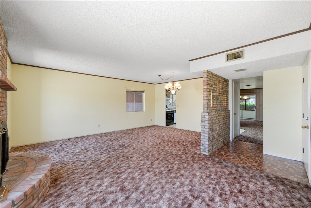 590 Ridgecrest Drive Kingman, AZ 86409 - Photo 10 of 33 a view of a big room with closet and windows