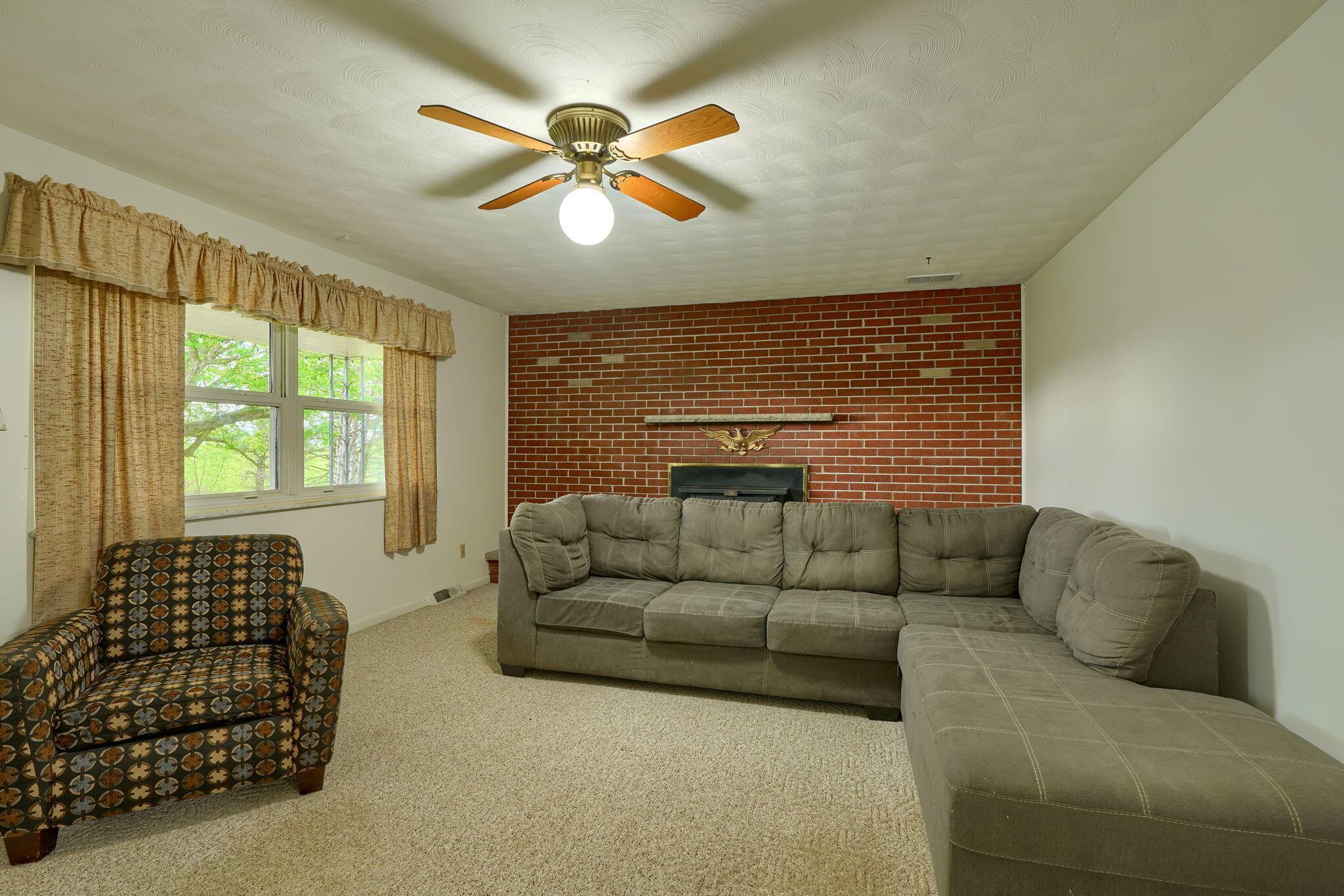 627 Russ Road Jackson, OH 45640 - Photo 14 of 41 14. Living Room (4)