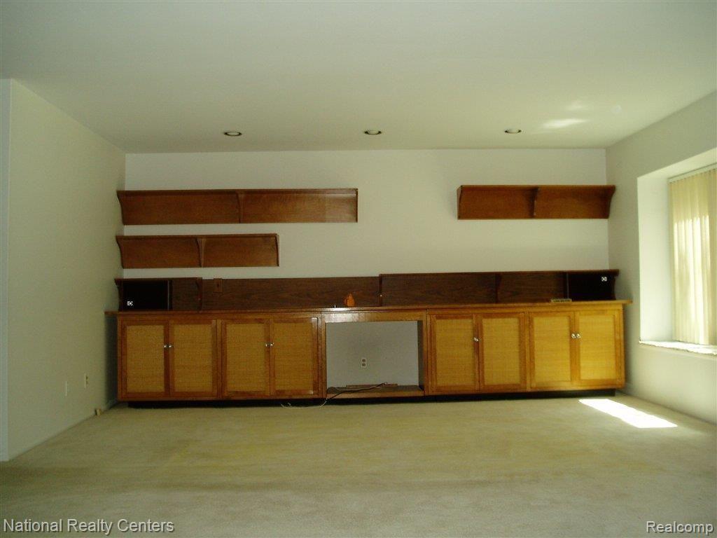 27330 Arborway Road, Unit 9 Southfield, MI 48033 - Photo 3 of 13 044.JPG