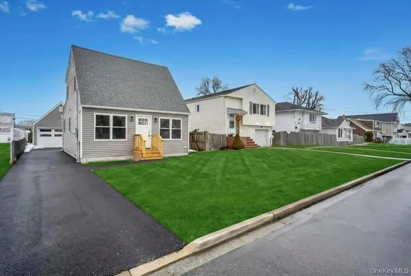 $599,999 | 52 Halycon Road, Lindenhurst, NY 11757