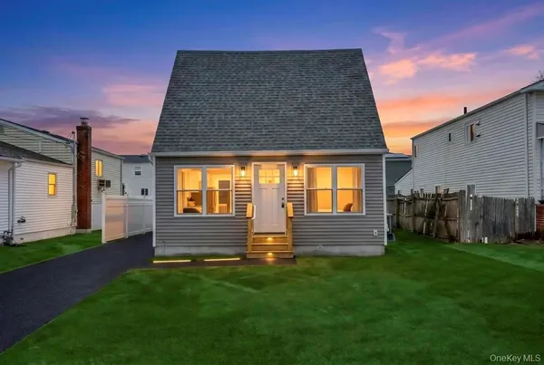 $599,999 | 52 Halycon Road, Lindenhurst, NY 11757