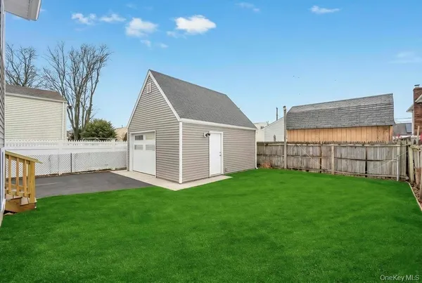 $599,999 | 52 Halycon Road, Lindenhurst, NY 11757