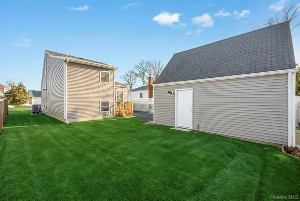 $599,999 | 52 Halycon Road, Lindenhurst, NY 11757