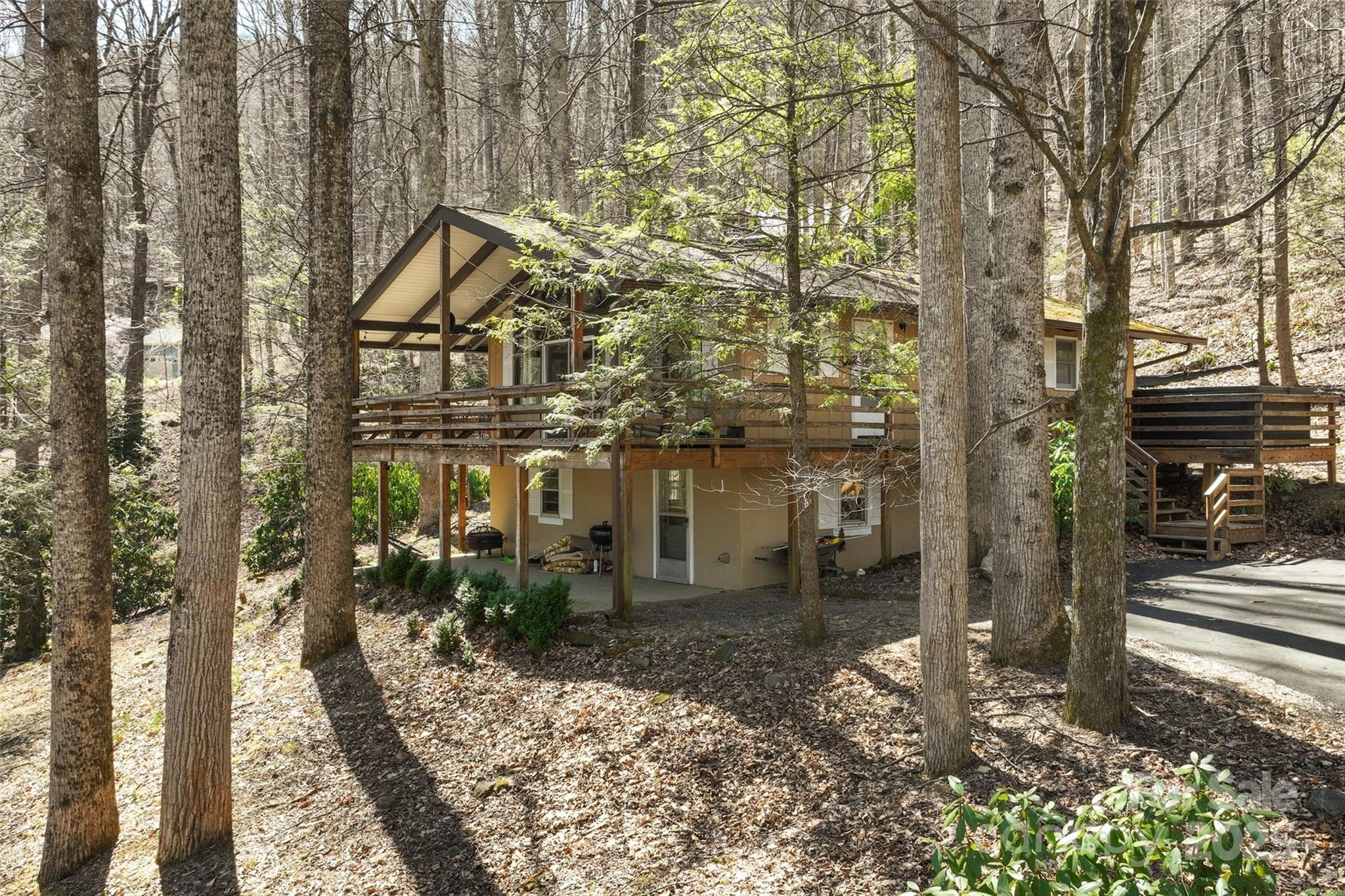 679 Locust Drive Maggie Valley, NC 28751 - Photo 3 of 37