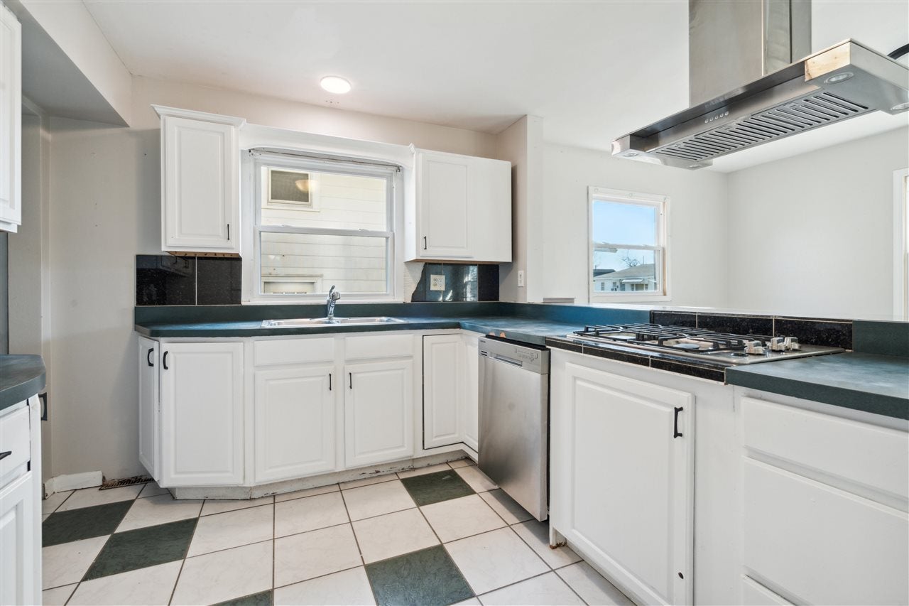 872 Center Point Road Northeast Cedar Rapids, IA 52402 - Photo 6 of 27 Gallery Image 6