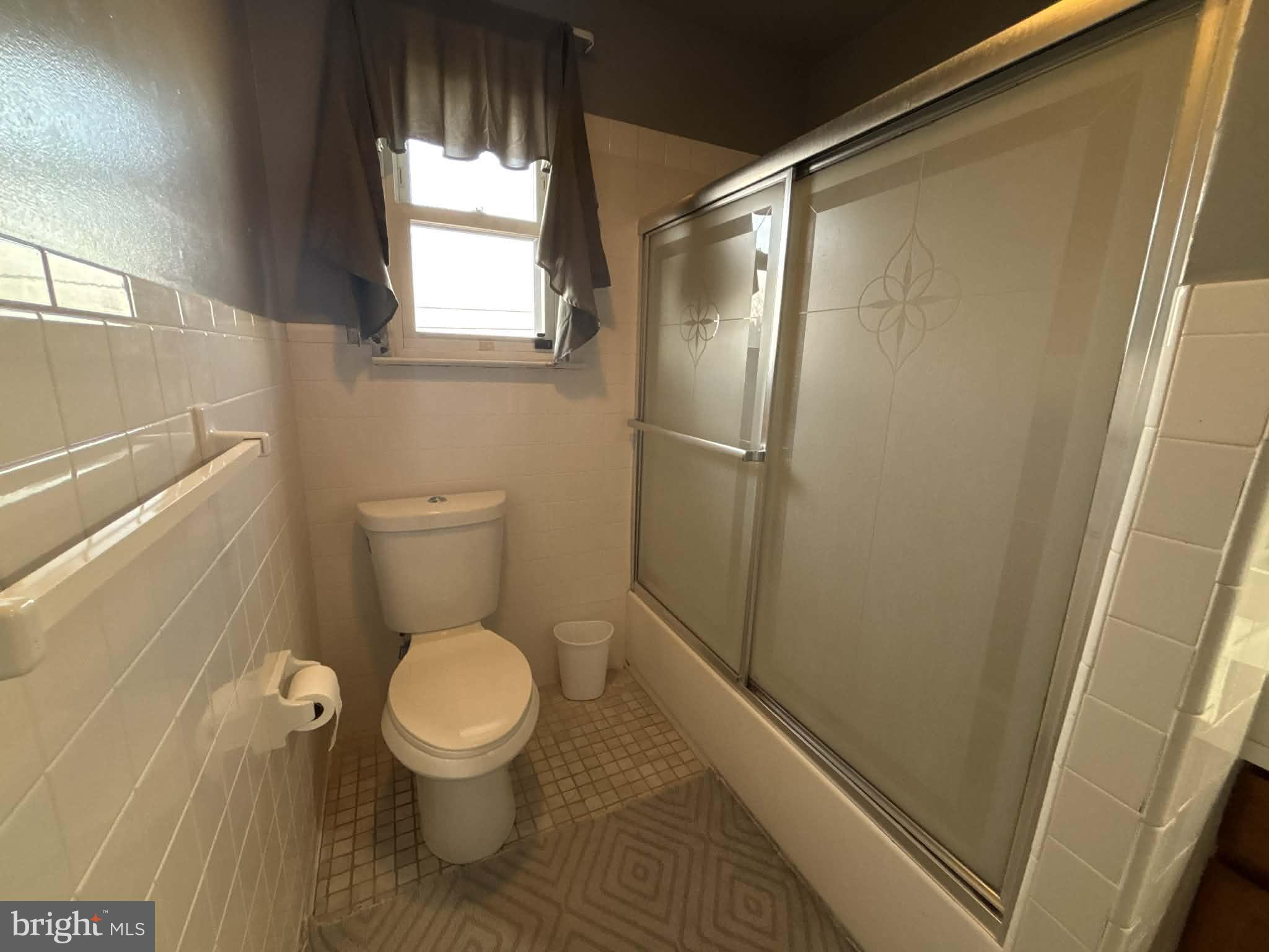 809 Bacon Avenue Dover, DE 19901 - Photo 14 of 27 a bathroom with a toilet and a shower