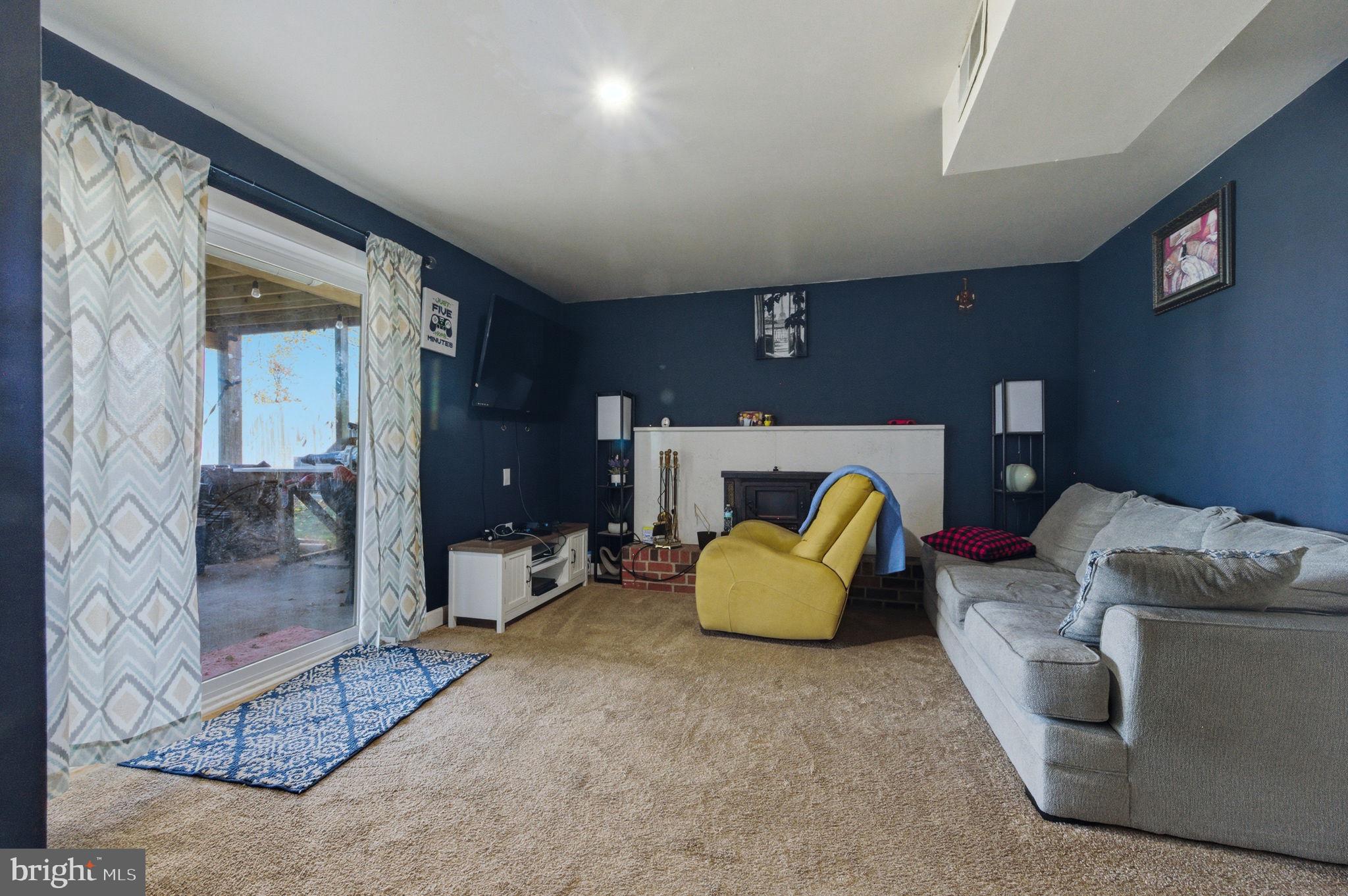 809 Bacon Avenue Dover, DE 19901 - Photo 20 of 27 a living room with furniture and a rug