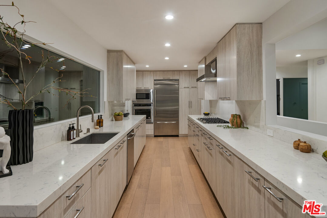 3564 Multiview Drive Los Angeles, CA 90068 - Photo 12 of 27