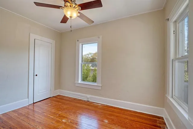 a sign that is sitting on a brick wall