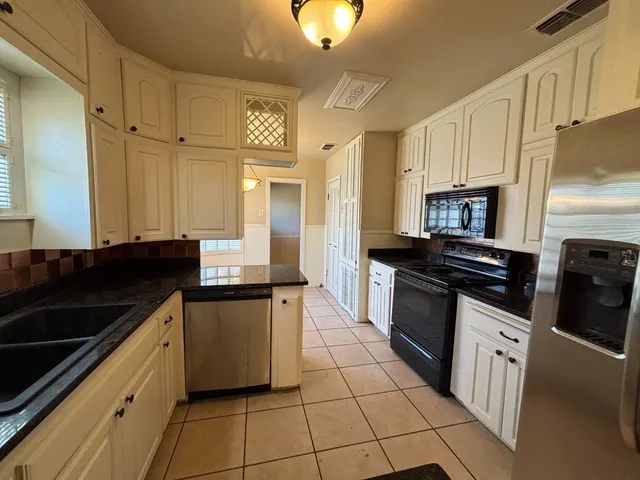 $1,795 | 2825 24th Street, Lubbock, TX 79410