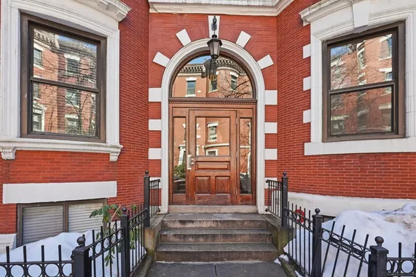$4,400 | 102 Gainsborough Street, Unit 5E, Boston, MA 02115