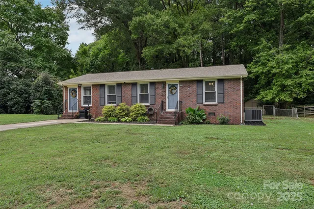 a view of a house with backyard and garden