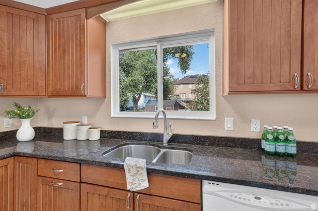 9545 South Robins Way Sandy, UT 84094 - Photo 7 of 32