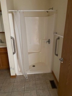 788 Highview Drive, Unit 2 Antioch, IL 60002 - Photo 10 of 13 a bathroom with a shower and a tub