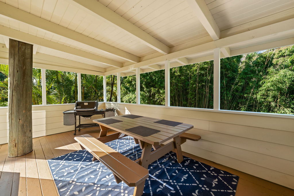 1444 East Kuiaha Road Haiku, HI 96708 - Photo 22 of 30 a living room with patio furniture and a rug