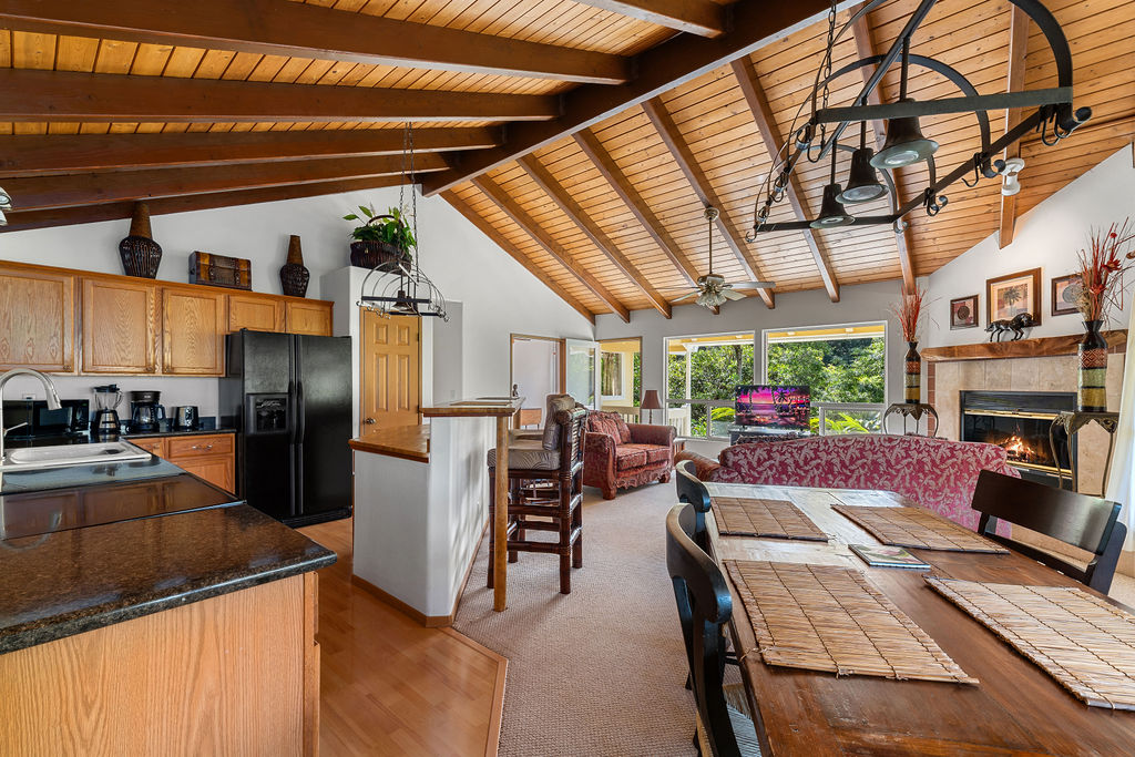1444 East Kuiaha Road Haiku, HI 96708 - Photo 3 of 30 a outdoor space with lots of tables and chairs