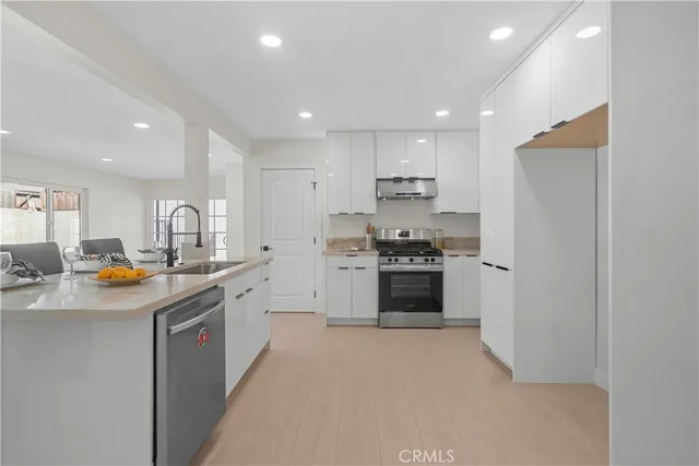 $799,800 | 14519 Dyer Street, Sylmar, CA 91342