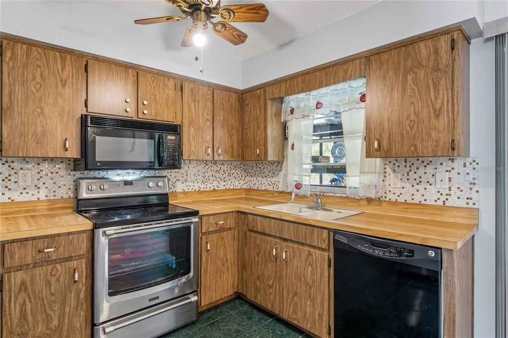 14345 Missouri Skylark Road Weeki Wachee, FL 34614 - Photo 11 of 46