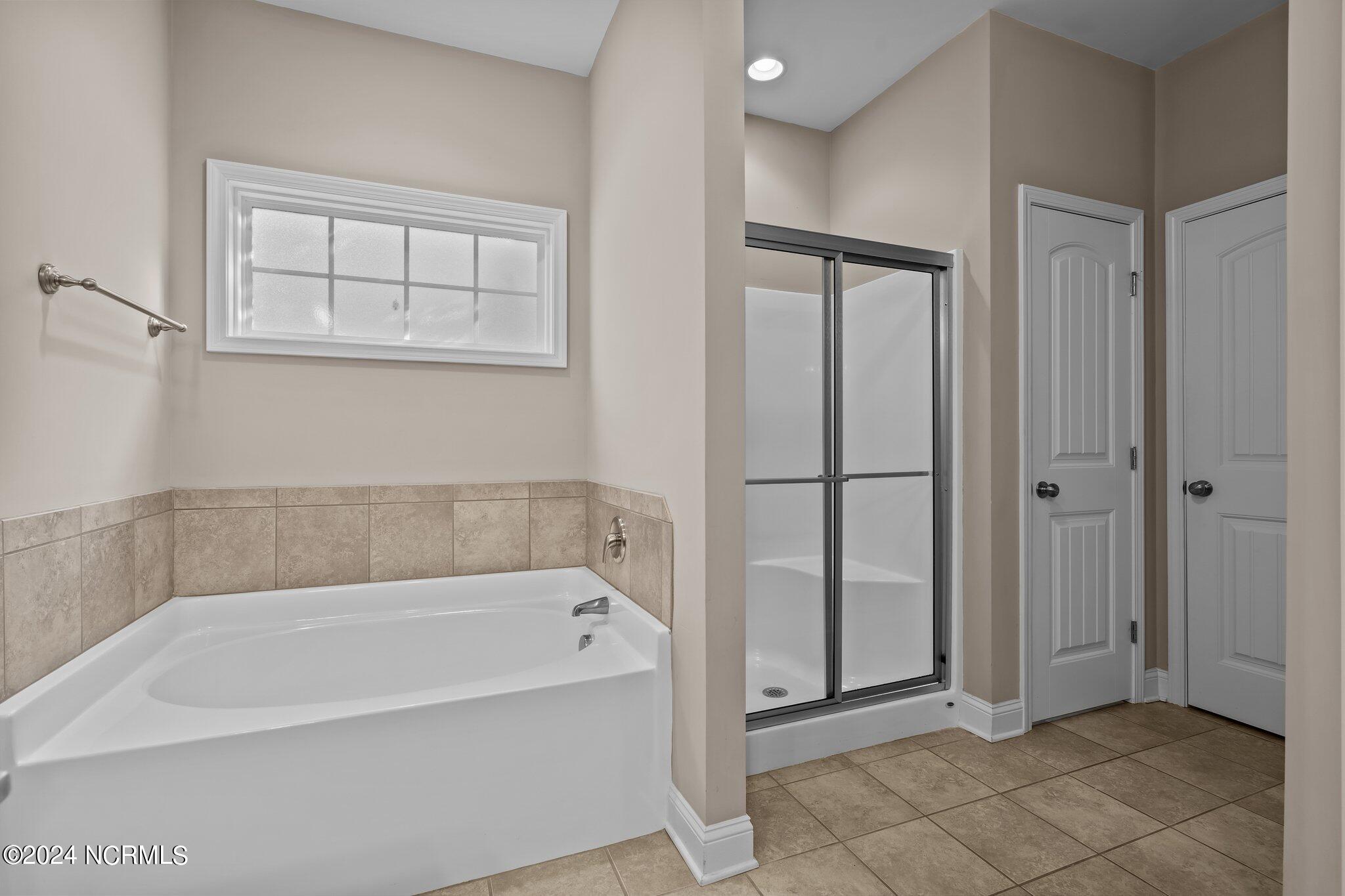 634 Longleaf Road Aberdeen, NC 28315 - Photo 18 of 52 Primary Suite Bath
