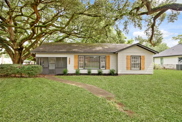 a view of a house with a back yard