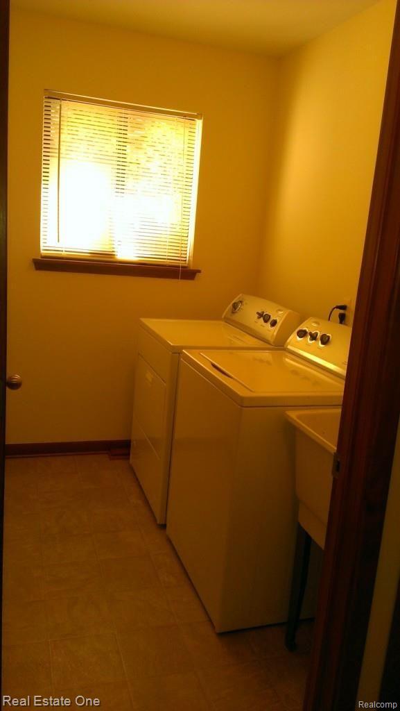 1109 Maple Leaf Drive Rochester, MI 48309 - Photo 10 of 23 1st Floor Laundry