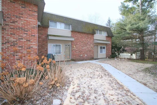 $1,800 | 519 Longshore Drive, Unit B, Ann Arbor, MI 48105