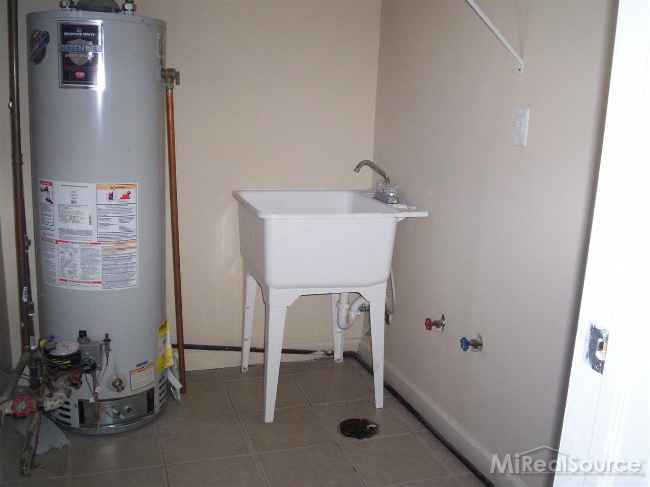 25215 Hayes Road Warren, MI 48089 - Photo 4 of 9 31217918-3.JPG