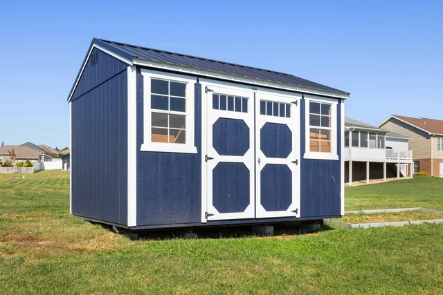 a view of a house with yard and porch
