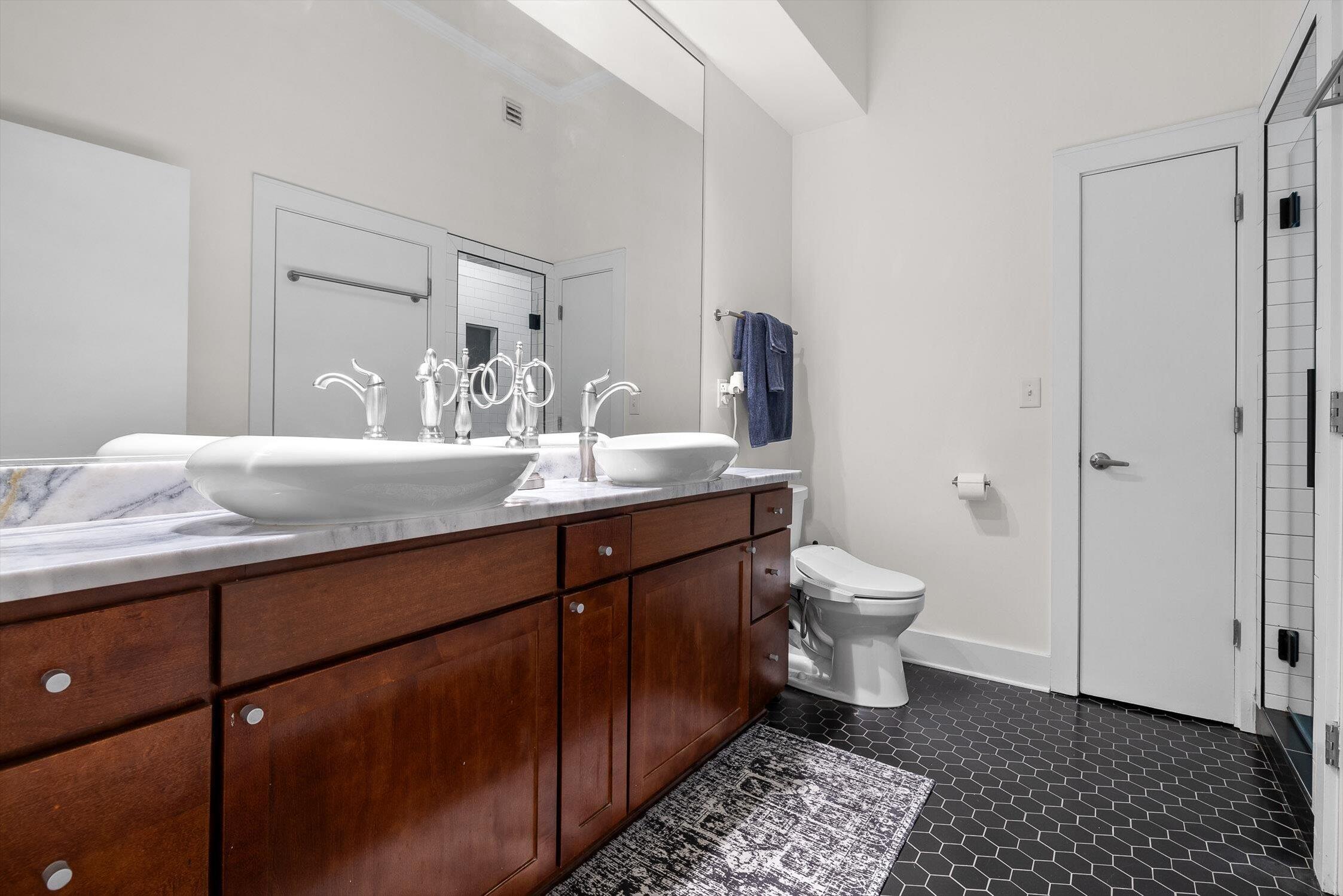 129 Walnut Street, Unit 20 Chattanooga, TN 37403 - Photo 24 of 51 Large double vanity