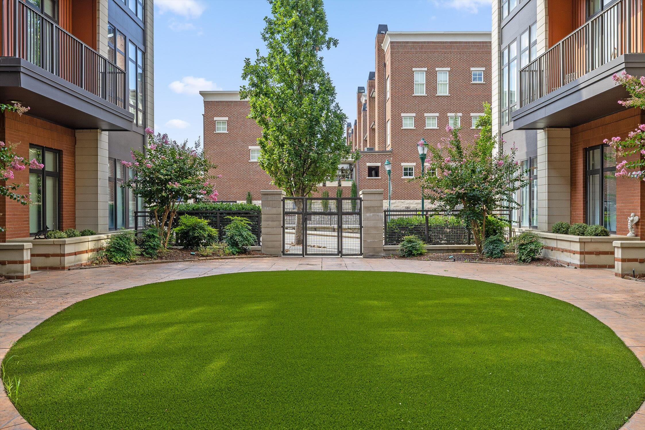 129 Walnut Street, Unit 20 Chattanooga, TN 37403 - Photo 36 of 51 Courtyard facing Aquarium Way