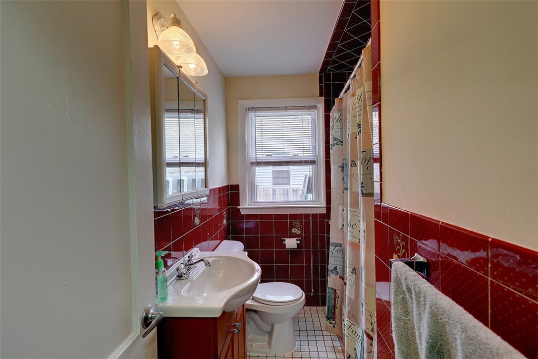 22 Spenstone Road Cranston, RI 02910 - Photo 8 of 23