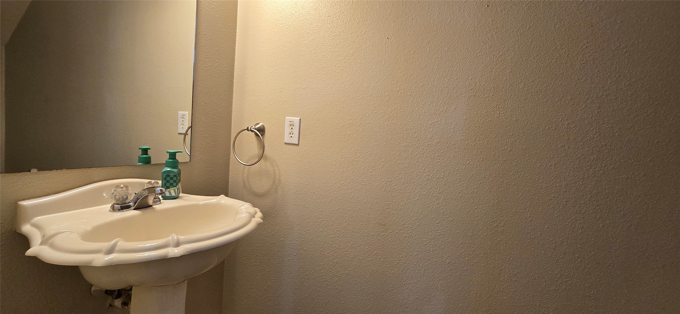 13115 Ridgewood Knoll Lane Houston, TX 77047 - Photo 19 of 46 1/2 Bathrm Sink