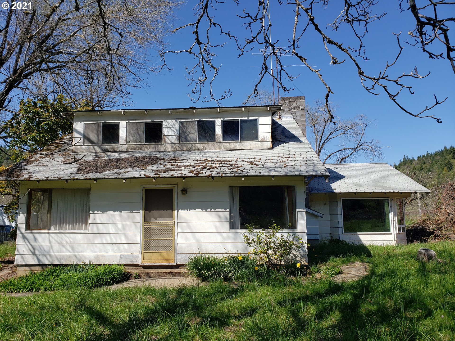 403 Meyer Lane Riddle, OR 97469 - Photo 12 of 25 a front view of a house with a garden