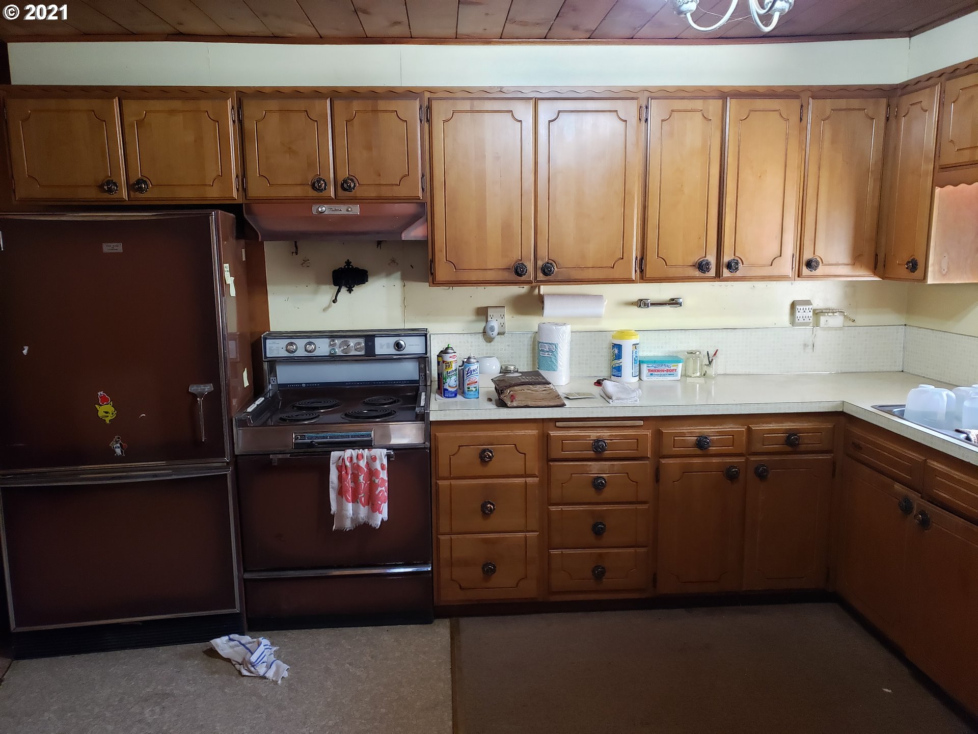 403 Meyer Lane Riddle, OR 97469 - Photo 22 of 25 a kitchen with stainless steel appliances granite countertop a stove and a sink