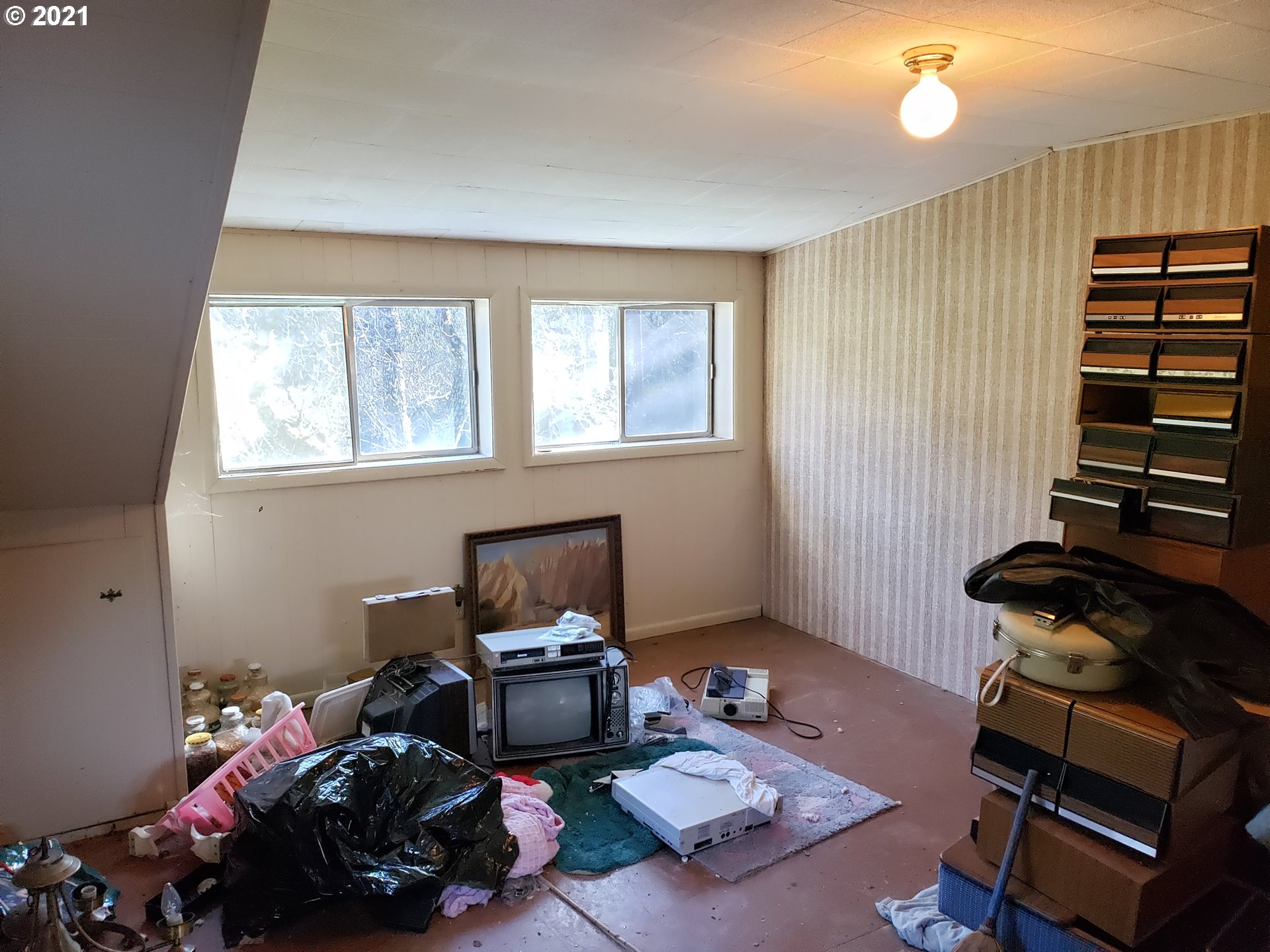 403 Meyer Lane Riddle, OR 97469 - Photo 23 of 25 a bedroom with furniture and a window