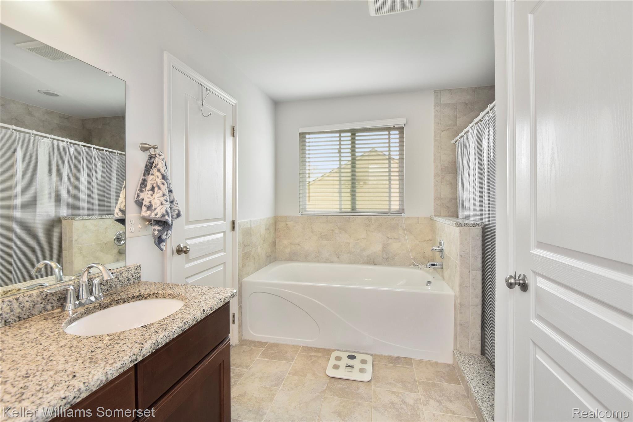 3240 Fantail Drive Rochester, MI 48309 - Photo 25 of 47 Master batheoom