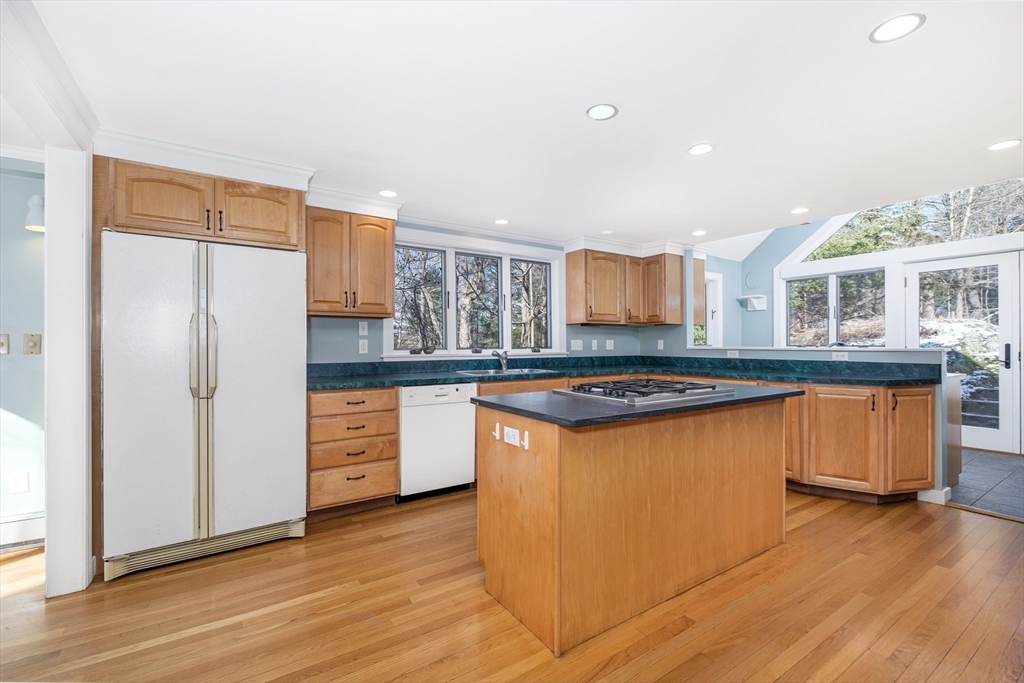 445 Glen Road Weston, MA 02493 - Photo 10 of 21